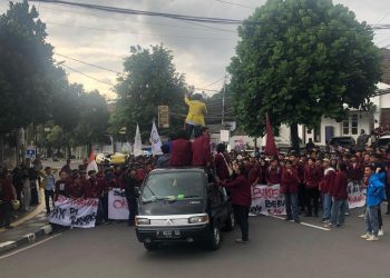 Ratusan mahasiswa dari berbagai organisasi saat menuju ke Balai Kota dan DPRD Kota Sukabumi untuk melakukan aksi unjuk rasa, pada Jumat (21/2/2025). Foto: Nuria Ariawan/katasukabumi