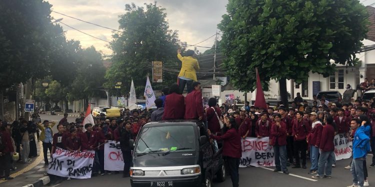 Ratusan mahasiswa dari berbagai organisasi saat menuju ke Balai Kota dan DPRD Kota Sukabumi untuk melakukan aksi unjuk rasa, pada Jumat (21/2/2025). Foto: Nuria Ariawan/katasukabumi