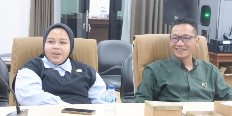 Anggota DPRD Provinsi Jawa Barat Fraksi PKB, Hasim Adnan (kanan).