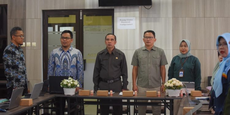 Pj Sekda Kota Sukabumi, M. Hasan Asari, menghadiri sosialisasi Aplikasi SiPantas yang digelar di Ruang Utama Pertemuan Bappeda, pada Selasa (4/2/2025).