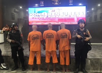 Tiga terduga pelaku kasus curas ratusan ekor hewan ternak bebek dihadirkan dalam konferensi pers di Aula Graha Rekonfu Mapolres Sukabumi Kota, pada Senin (10/2/2025). Foto: Nuria Ariawan.