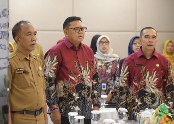 Pj Wali Kota Sukabumi, Kusmana Hartadji (tengah), menghadiri FPD tahun 2025 untuk Perencanaan tahun 2026 di salah satu hotel di Jalan Siliwangi, pada Senin (10/2/2025). Foto: Dokpim Kota Sukabumi.