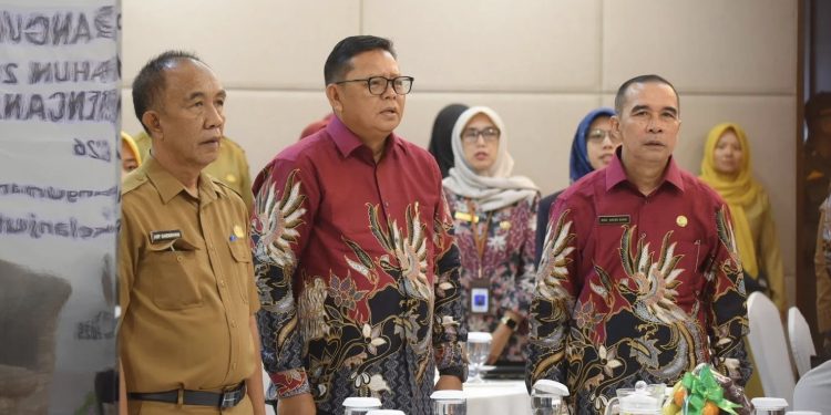 Pj Wali Kota Sukabumi, Kusmana Hartadji (tengah), menghadiri FPD tahun 2025 untuk Perencanaan tahun 2026 di salah satu hotel di Jalan Siliwangi, pada Senin (10/2/2025). Foto: Dokpim Kota Sukabumi.