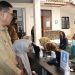 Pj Wali Kota Sukabumi, Kusmana Hartadji, saat meninjau pelaksanaan CKG dalam rangka HUT masyarakat Kota Sukabumi, yang di gelar di Puskesmas Selabatu, pada Senin (10/2/2025). Foto: Istimewa.