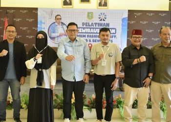 Pj Wali Kota Sukabumi, Kusmana Hartadji, menghadiri pelatihan kewirausahaan UMKM yang digelar di salah satu hotel di Jalan Selabintana, pada Selasa (10/2/2025). Foto: Dokpim Kota Sukabumi.