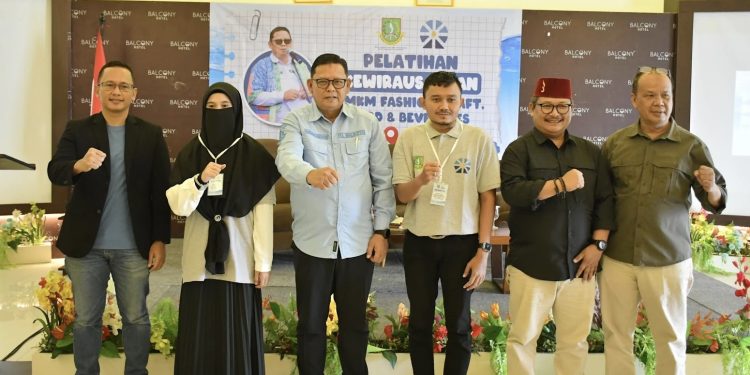 Pj Wali Kota Sukabumi, Kusmana Hartadji, menghadiri pelatihan kewirausahaan UMKM yang digelar di salah satu hotel di Jalan Selabintana, pada Selasa (10/2/2025). Foto: Dokpim Kota Sukabumi.