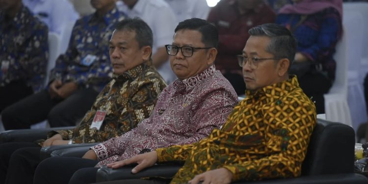 Pj Wali Kota Sukabumi, Kusmana Hartadji (tengah), menghadiri entry meeting pengawasan perencanaan dan penganggaran tahun 2025 yang digelar BPKP Provinsi Jawa Barat, pada Rabu (12/2/2025). Foto: Dokpim Kota Sukabumi.