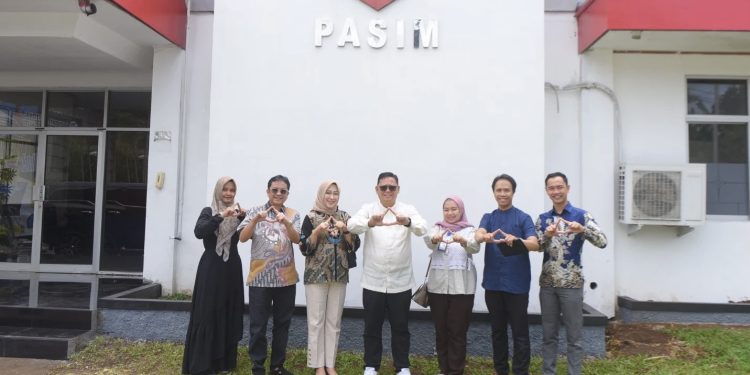 Pj Wali Kota Sukabumi, Kusmana Hartadji, melakukan kunjungan kerja ke Yayasan dan Kampus PASIM Sukabumi, pada Jumat (14/2/2025). Foto: Dokpim Kota Sukabumi.