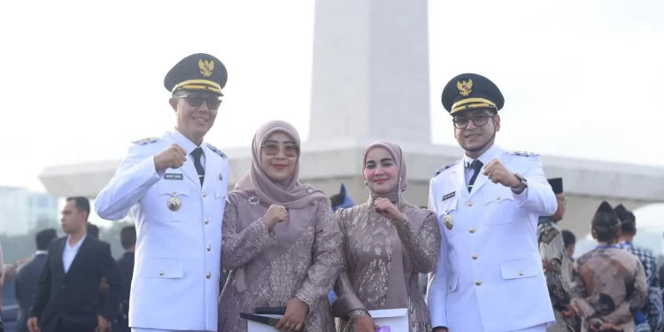 Ayep Zaki beserta istri dan Bobby Maulana beserta istri usai dilantik Presiden Prabowo sebagai Wali Kota dan Wakil Wali Kota Sukabumi, pada Kamis (20/2/2024). Foto: Dokpim Kota Sukabumi.