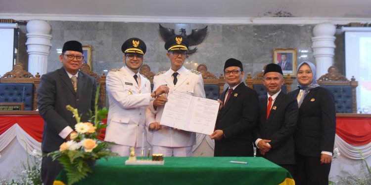 Wali Kota-Wakil Wali Kota Sukabumi, bersama Asda Bidang Administrasi Pemprov Jabar, dan pimpinan DPRD usai melakukan penandatanganan dalam agenda rapat paripurna di kantor DPRD pada Kamis (20/2/2025) kemarin. Foto: Nuria Ariawan/katasukabumi