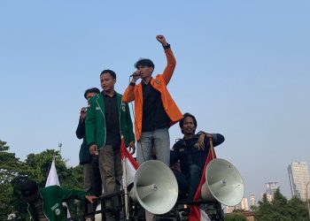 LDAM Nasional BEMPTNU se-Nusantara, Muhammad Soleh Hudin, saat melakukan orasi dalam aksi unjuk rasa pada beberapa waktu lalu. Foto: Istimewa
