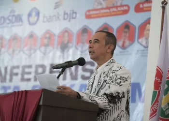 Pj Sekda Kota Sukabumi. M. Hasan Asari, saat memberikan sambutan dalam konferensi PGRI tahun 2025 masa bakti XXII di Gedong Mahoni, Sukabumi, pada Sabtu (22/2/2025). Foto: Dokpim Kota Sukabumi.
