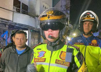 Kapolres Sukabumi Kota, AKBP Rita Suwadi (tengah), saat diwawancarai awak media usai meninjau TKP bentrok geng motor di Jalan Ahmad Yani, Kecamatan Cikole, pada Minggu (16/2/2025). Foto: Istimewa.