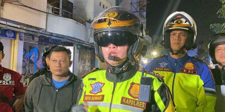 Kapolres Sukabumi Kota, AKBP Rita Suwadi (tengah), saat diwawancarai awak media usai meninjau TKP bentrok geng motor di Jalan Ahmad Yani, Kecamatan Cikole, pada Minggu (16/2/2025). Foto: Istimewa.
