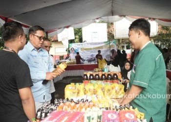 Pj Wali Kota Sukabumi, Kusmana Hartadji, saat meninjau pelaksanaan GPM dan Bazar tahun 2025 yang digelar di halaman Kantor Kecamatan Cibeureum, pada Selasa (18/2/2025). Foto: Dokpim Kota Sukabumi.