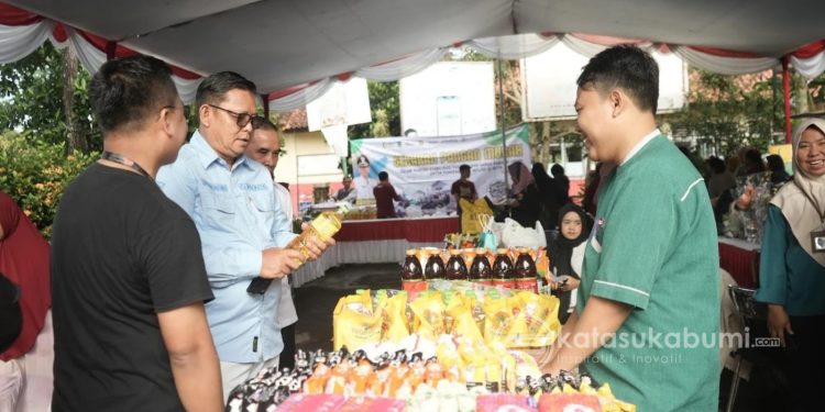 Pj Wali Kota Sukabumi, Kusmana Hartadji, saat meninjau pelaksanaan GPM dan Bazar tahun 2025 yang digelar di halaman Kantor Kecamatan Cibeureum, pada Selasa (18/2/2025). Foto: Dokpim Kota Sukabumi.