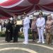 Wali Kota Sukabumi, H. Ayep Zaki, saat menerima piagam penghargaan dari Pj Wali Kota Sukabumi, Kusmana Hartadji, dalam kegiatan sertijab di di Plaza Balai Kota Sukabumi pada Kamis, (20/2/2025). Foto: Nuria Ariawan/katasukabumi