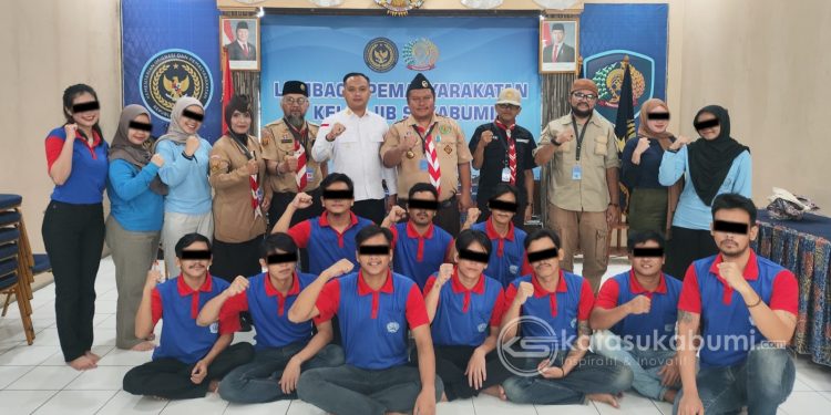 Ketua Kwarcab Pramuka Kota Sukabumi, Kak Raden Koesoemo Hutaripto, beserta jajarannya melakukan kunjungan ke Lapas Kelas IIB Sukabumi, pada Rabu (26/2). Foto: Humas Lapas Sukabumi.
