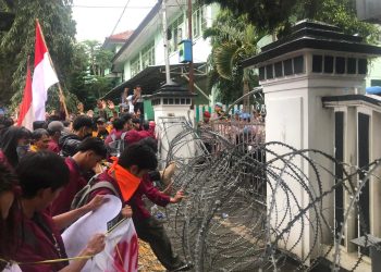 Sejumlah mahasiswa mencoba merangsek masuk kedalam gedung DPRD pada saat melakukan aksi unjuk rasa, pada Jumat (21/2/2025). Foto: Nuria Ariawan/katasukabumi.