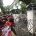 Sejumlah mahasiswa mencoba merangsek masuk kedalam gedung DPRD pada saat melakukan aksi unjuk rasa, pada Jumat (21/2/2025). Foto: Nuria Ariawan/katasukabumi.