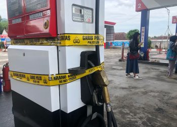 Dispenser BBM milik SPBU 34-43111 di Baros Sukabumi dipasangi police line. Foto: Nuria Ariawan/katasukabumi