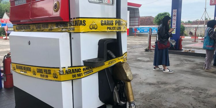 Dispenser BBM milik SPBU 34-43111 di Baros Sukabumi dipasangi police line. Foto: Nuria Ariawan/katasukabumi