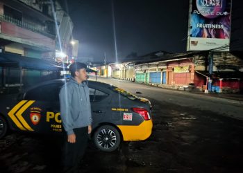 Petugas saat mendatangi TKP perang sarung yang terjadi di Jalan Otista, Kelurahan Tipar, Kecamatan Citamiang, Kota Sukabumi, pada Sabtu (1/3/2025) dini hari. Foto: Humas Polres Sukabumi Kota.
