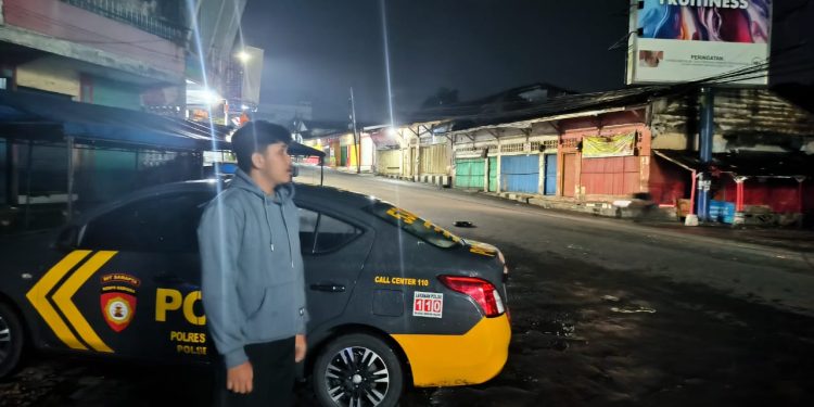 Petugas saat mendatangi TKP perang sarung yang terjadi di Jalan Otista, Kelurahan Tipar, Kecamatan Citamiang, Kota Sukabumi, pada Sabtu (1/3/2025) dini hari. Foto: Humas Polres Sukabumi Kota.