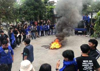 Aksi bakar ban warnai demo tolak RUU TNI di depan kantor DPRD Kota Sukabumi, pada Kamis (20/3/2025). Foto: Nuria Ariawan.