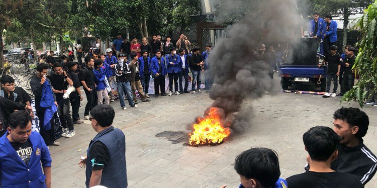 Aksi bakar ban warnai demo tolak RUU TNI di depan kantor DPRD Kota Sukabumi, pada Kamis (20/3/2025). Foto: Nuria Ariawan.