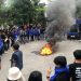 Aksi bakar ban warnai demo tolak RUU TNI di depan kantor DPRD Kota Sukabumi, pada Kamis (20/3/2025). Foto: Nuria Ariawan.