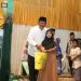 Bupati Sukabumi, H. Asep Japar, saat memberikan santunan berupa sembako untuk masyarakat dari Baznas di Pondok Pesantren Azzainiyah, pada Senin (10/3/2025). Foto: Istimewa.