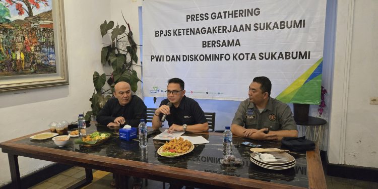 Kepala BPJS Ketenagakerjaan Sukabumi, Ryan gustaviana (tengah), saat memberikan sambutan dalam kegiatan press gathering bersama PWI dan Diskominfo di salah satu resto di Kota Sukabumi, pada Selasa (25/3/2025) kemarin. Foto: Istimewa.