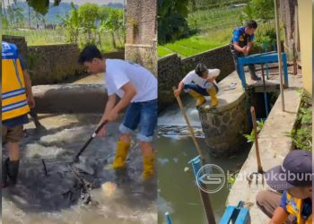 Petugas DPUTR Kota Sukabumi saat memberisihkan sampah yang berada di aliran sungai. Foto: Istimewa.
