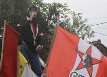 Ketua Bidang Kesarinahan DPC GMNI Sukabumi Raya, Sarinah Fitri, saat melakukan orasi pada beberapa waktu lalu. Foto: Istimewa.