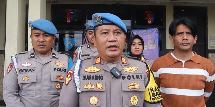 Sispropam Polres Sukabumi Kota, AKP Sumarno Saat di wawancara awak media di Mapolres Sukabumi Kota, Sabtu (29/3/2025). Foto: Humas Polres Sukabumi Kota.