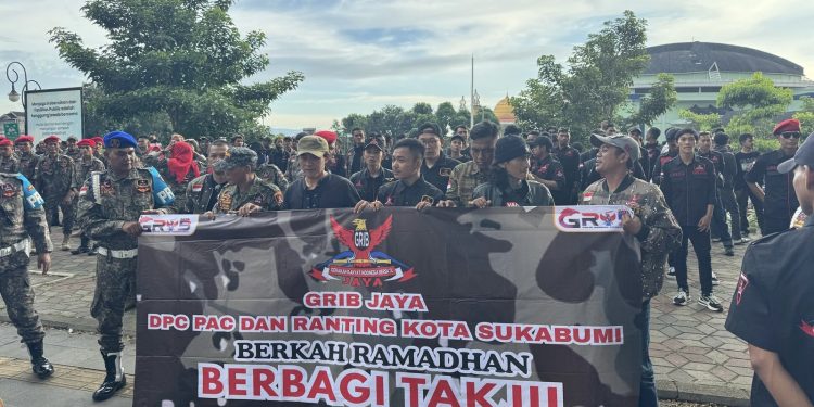 DPC Grib Jaya Kota Sukabumi membagikan ribuan paket takjil kepada masyarakat di Jalan Veteran, tepatnya depan Gedung Juang, pada Minggu (23/3/2025). Foto: Istimewa.