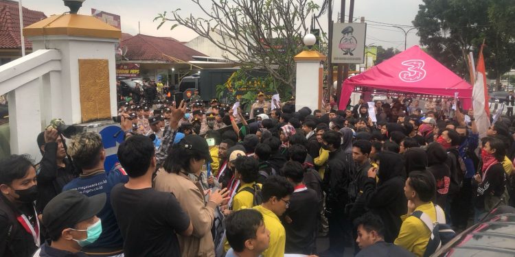 Massa aksi mahasiswa saat melakukan aksi unjuk rasa di depan Mapolres Sukabumi Kota, pada Kamis (27/3/2025). Foto: Nuria Ariawan.