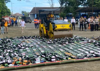 Ribuan botol miras berbagai merek dan knalpot brong dimusnahkan di Terminal Tipe A Kota Sukabumi, pada Kamis (20/3/2025). Foto: Istimewa.