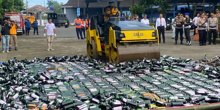 Ribuan botol miras berbagai merek dan knalpot brong dimusnahkan di Terminal Tipe A Kota Sukabumi, pada Kamis (20/3/2025). Foto: Istimewa.
