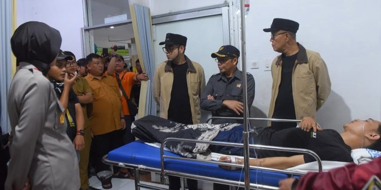 Wali Kota Sukabumi, Ayep Zaki, dan Wakil Wali Kota Sukabumi, Bobby Maulana, saat mengunjungi pasien mahasiswa yang dirawat di RSUD. R. Syamsudin, S,H, pada beberapa waktu lalu. Foto: Humas Pemkot Sukabumi.