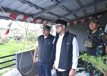 Wakil Wali Kota Sukabumi, Bobby Maulana (tengah), saat meninjau sejumlah lokasi yang terdampak banjir dan longsor di Kecamatan Citamiang pada Jumat (7/3/2025). Foto: Dokpim Kota Sukabumi.