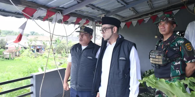 Wakil Wali Kota Sukabumi, Bobby Maulana (tengah), saat meninjau sejumlah lokasi yang terdampak banjir dan longsor di Kecamatan Citamiang pada Jumat (7/3/2025). Foto: Dokpim Kota Sukabumi.