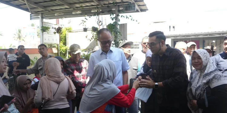 Wali Kota Sukabumi, H. Ayep Zaki, bersama Wakil Wali Kota, Bobby Maulana, melakukan peninjauan langsung terhadap kegiatan Si Jempol di Kelurahan Cipanengah, Kecamatan Lembursitu, pada Sabtu (8/3/2025). Foto: Dokpim Kota Sukabumi.