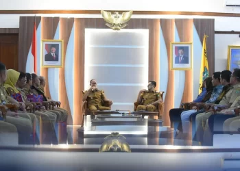Wali Kota Sukabumi, H. Ayep Zaki, mengikuti sosialisasi sekaligus launching Program Beasiswa Wali Kota Sukabumi Tahun 2025 Universitas Nusa Putra di Ruang Utama Balai Kota, pada Senin (10/3/2025). Foto: Dokpim Kota Sukabumi.