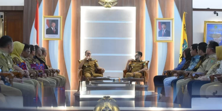 Wali Kota Sukabumi, H. Ayep Zaki, mengikuti sosialisasi sekaligus launching Program Beasiswa Wali Kota Sukabumi Tahun 2025 Universitas Nusa Putra di Ruang Utama Balai Kota, pada Senin (10/3/2025). Foto: Dokpim Kota Sukabumi.