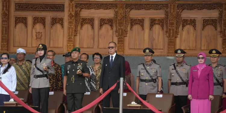 Wali Kota Sukabumi, Ayep Zaki, menghadiri upacara peringatan HUT Setukpa Lemdiklat Polri yang ke-59 di Lapangan Sutadi Ronodipuro, pada Senin (17/3/2025). Foto: Dokpim Kota Sukabumi.