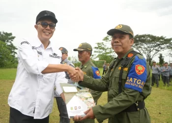 Wali Kota Sukabumi, Ayep Zaki, Apel Kesiapsiagaan Satlinmas dalam rangka pengamanan Hari Raya Idul Fitri 1446 Hijriah, di Lapang Cobra Kecamatan Cikole, pada Selasa (18/3/2025). Foto: Humas Pemkot Sukabumi.