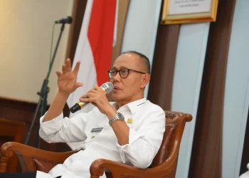 Wali Kota Sukabumi, Ayep Zaki, mengikuti audensi dengan sejumlah perguruan tinggi di Ruang Utama Balai Kota Sukabumi, pada Rabu (19/3/2025). Foto: Humas Pemkot Sukabumi.