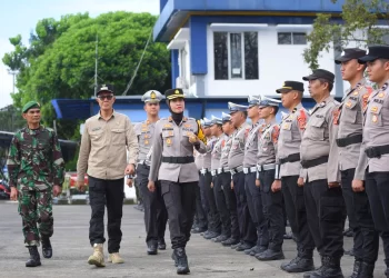 Kapolres Sukabumi Kota AKBP Rita Suwandi, bersama Wali Kota Sukabumi Ayep Zaki, saat meninjau kesiapan personel gabungan dalam Apel Gelar Pasukan Operasi Ketupat Lodaya 2025 di Terminal Tipe A Kota Sukabumi, pada Kamis (20/3/2025). Foto: Humas Pemkot Sukabumi.